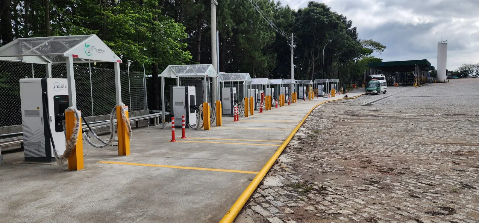 Infraestrutura de carregadores elétricos instalada pela 5K Engenharia para frota de ônibus